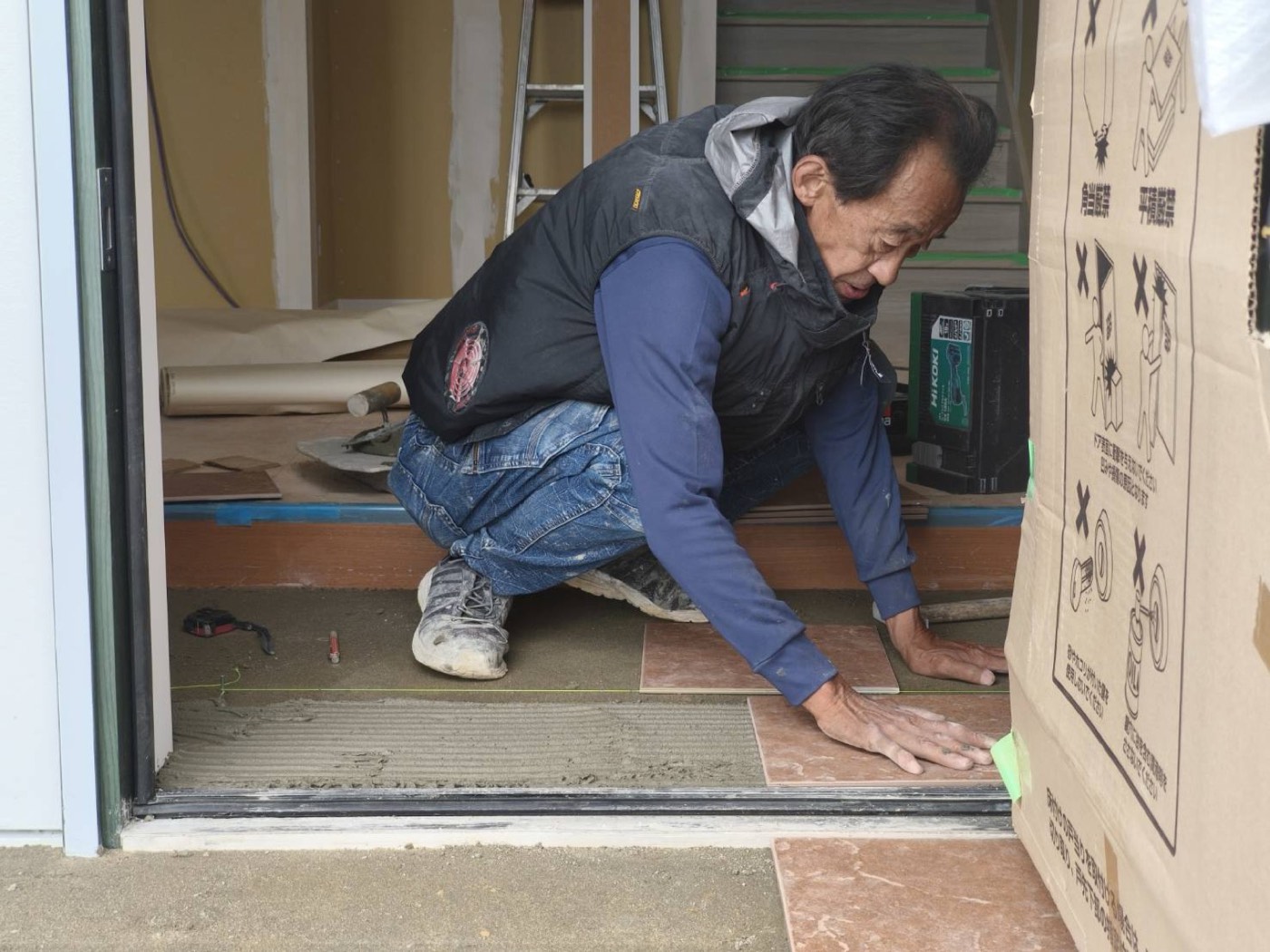 玄関内床のタイル張り